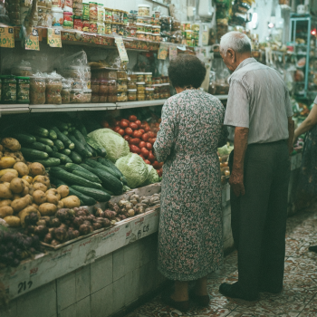 Dietolog keksa mijoz bilan maslahatlashayotgan